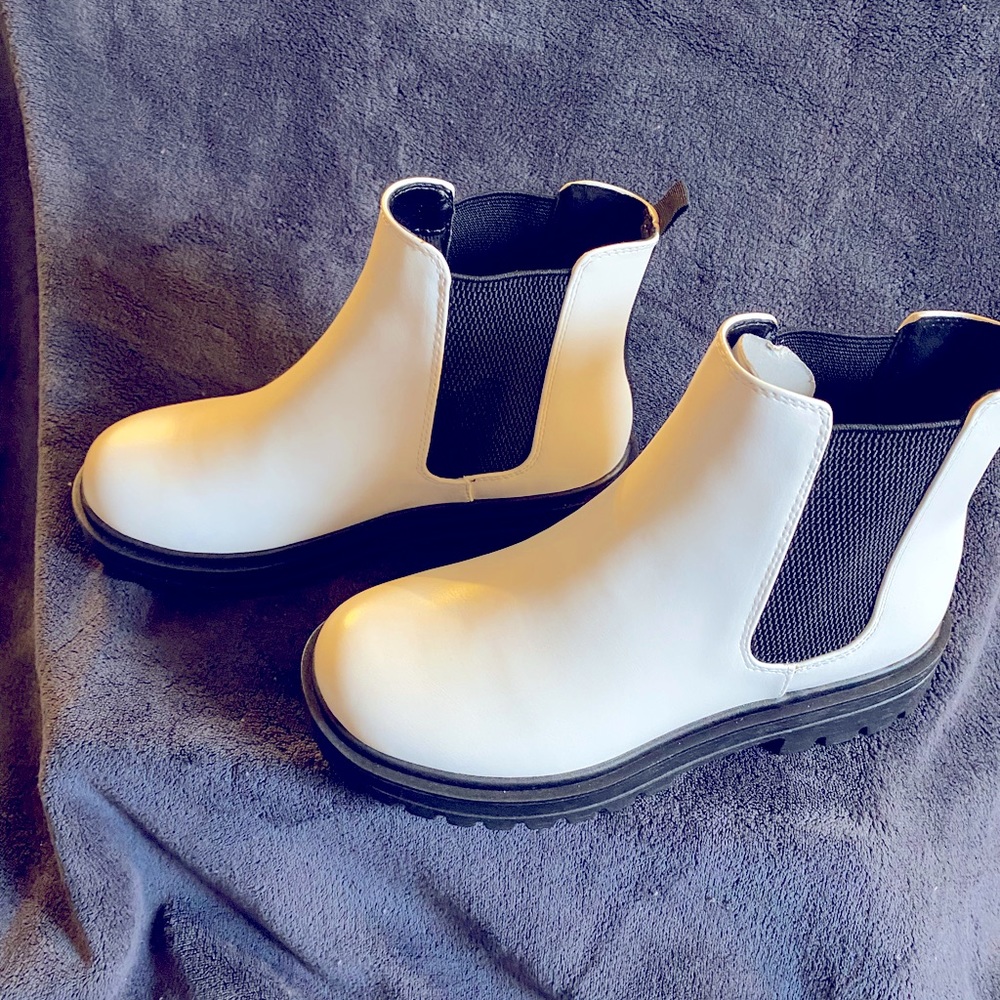 UNR8ED; Women’s size 8.5; White